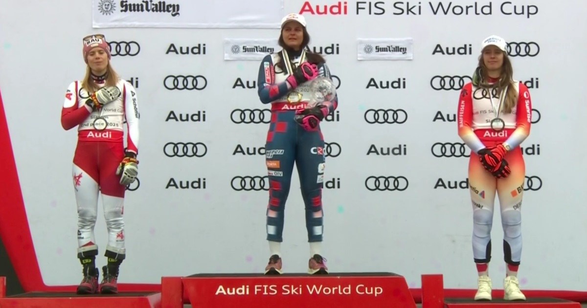 VIDEO Svira hrvatska himna, a glavna Zrinkina konkurentica drži ruku na srcu