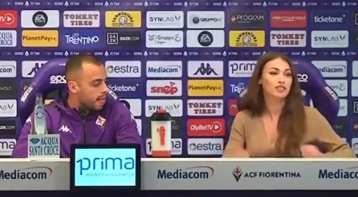 Pogledajte kako se napadač oblizivao dok je gledao u atraktivnu glasnogovornicu