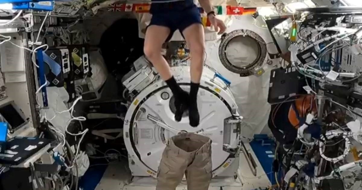 Astronaut pokazao trik s oblačenjem hlača u svemiru koji je nemoguć na Zemlji