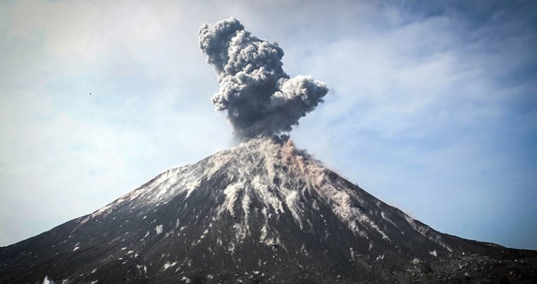 Erupcija vulkana u Indoneziji, izbacio oblak pepela visok dva i pol kilometra