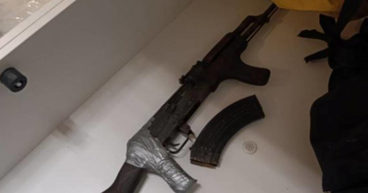 FOTO U Sarajevu iz auta pucali na muškarca, policija im pronašla oružje i drogu