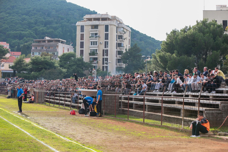 Tijekom utakmice se urušio dio tribine dubrovačkog stadiona