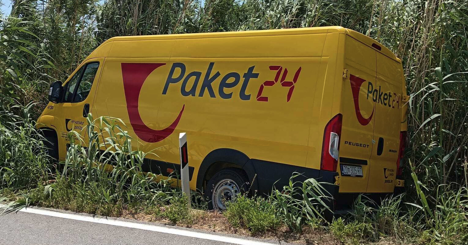 Kombi Hrvatske pošte sletio s ceste u Novalji