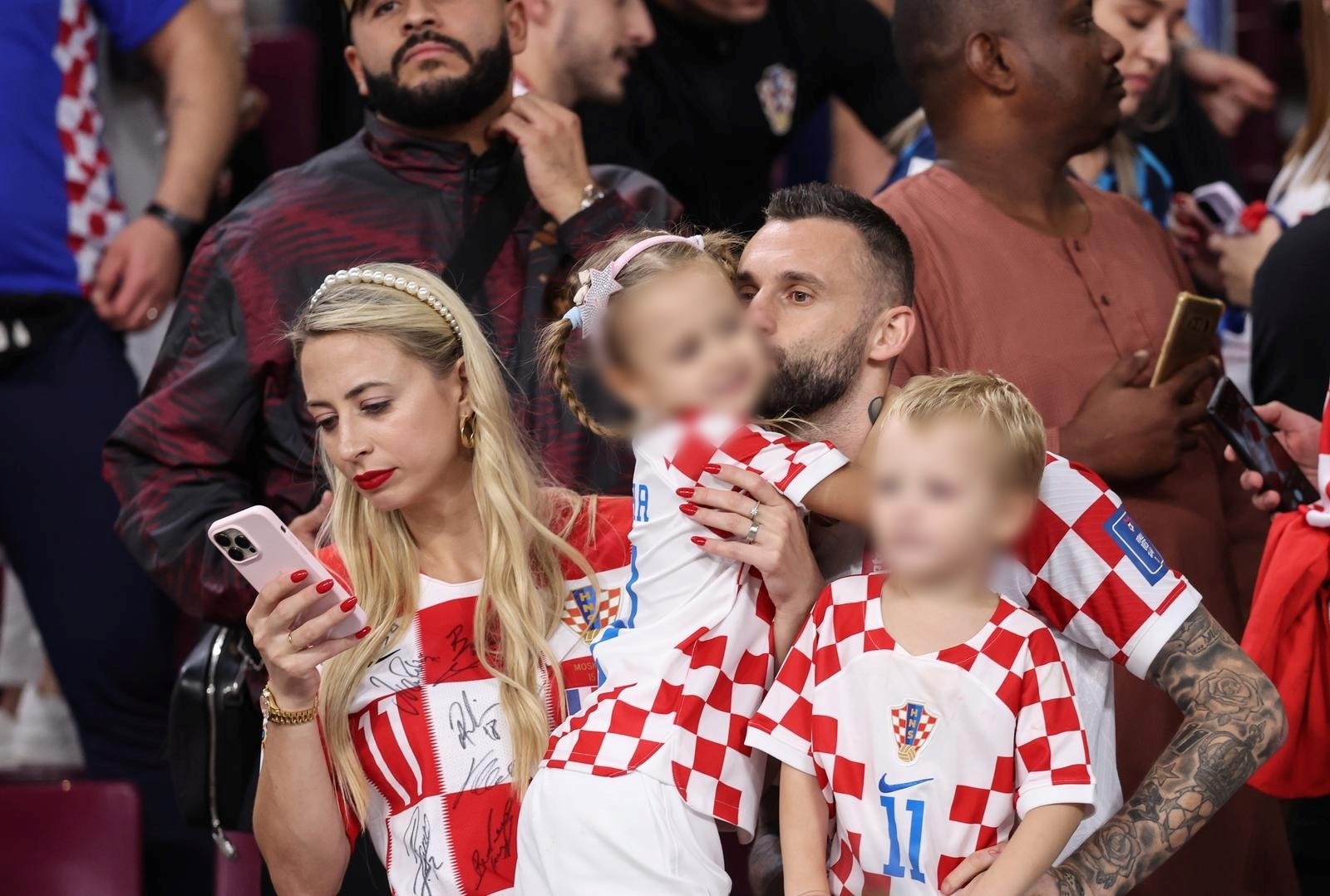 FOTO Vatreni U Zagrljaju Svojih Obitelji Na Tribinama Nakon Osvajanja ...