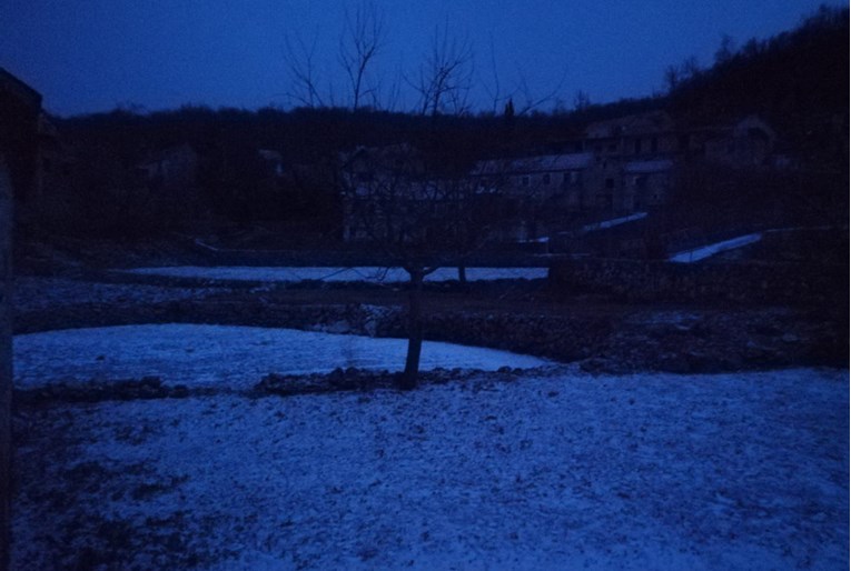 VIDEO Zima stigla na jug Hrvatske, u Splitu pada susnježica