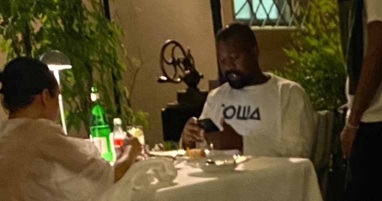 Kanye snimljen sa suprugom na večeri u Firenci, ona se pojavila u prozirnoj haljini
