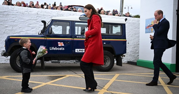 Očarani dječak poklonio buket Kate Middleton, ljudi oduševljeni: "Princeza djece"