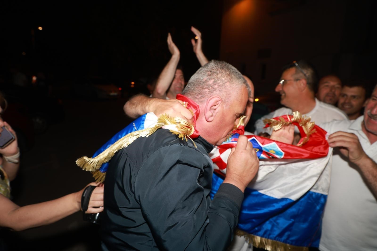 VIDEO I FOTO Bulj ljubio hrvatsku zastavu pa poručio: "Nikad neću izdati Sinj"