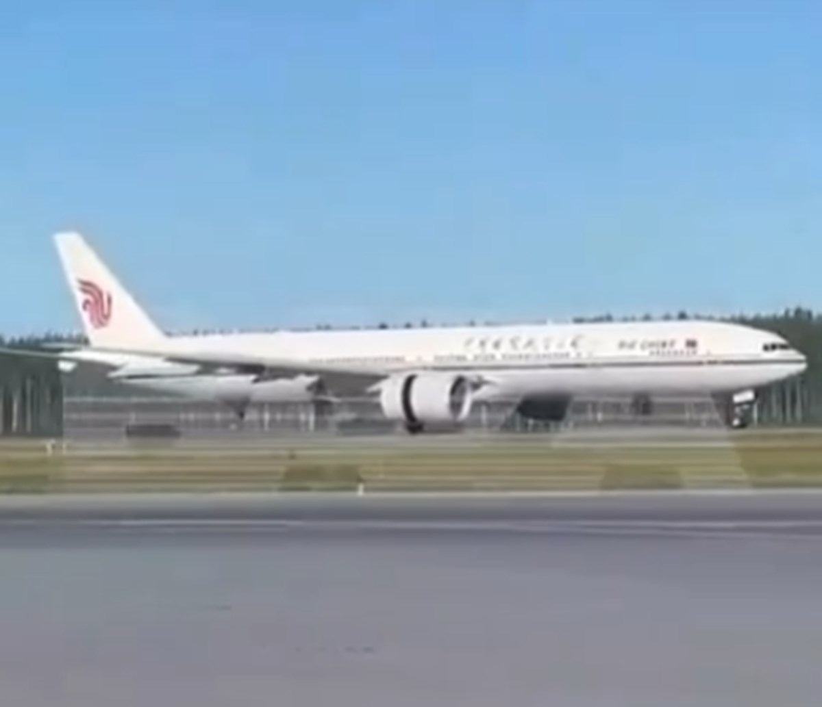 VIDEO Boeingu s 250 putnika se pokvario motor, prisilno sletio u Sibir