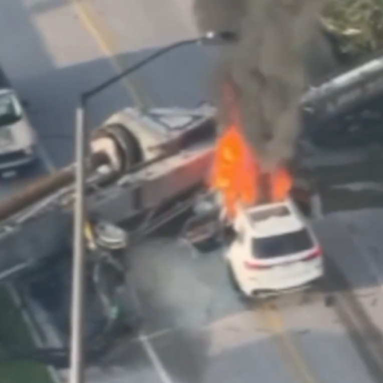 VIDEO Stroj pao na auto i kontejner s radnicima u Miamiju. Četvero završilo u bolnici