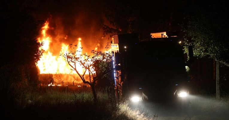 U požaru automehaničarske radionice izgorjeli traktor i tri automobila