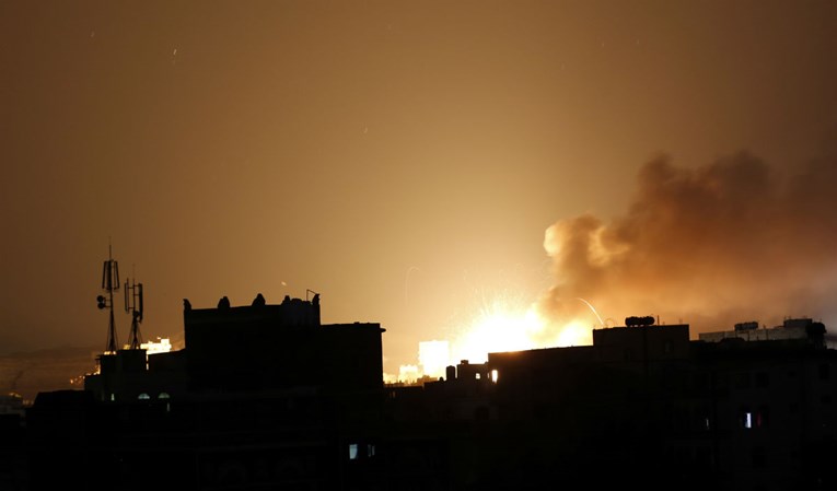 Huti dronovima napali naftna postrojenja Saudijske Arabije, čule se eksplozije