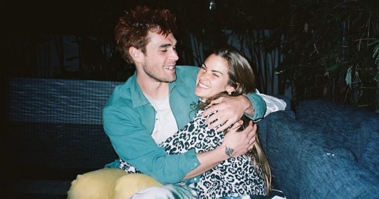 Zvijezda Riverdalea postat će tata. Prvo dijete čeka s četiri godine starijim modelom