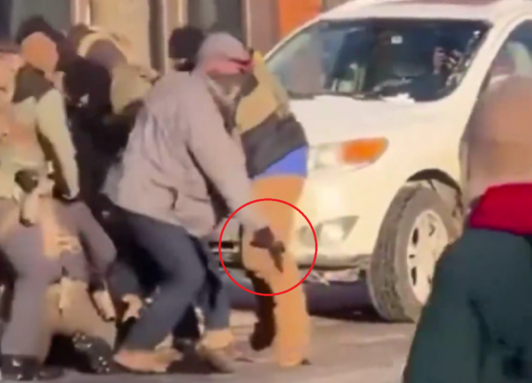 VIDEO Agent ICE-a povlači se s nečim što izgleda kao pištolj. Ubrzo kreće pucnjava