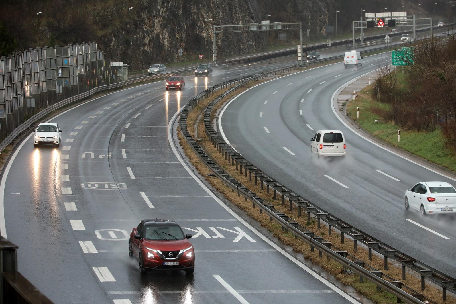 Ceste su ponegdje mokre i skliske. Pripazite i na dvije stvari na autocesti A6