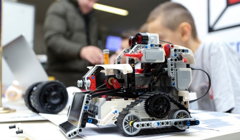 Mladi hrvatski robotičari na svjetskom natjecanju osvojili dva srebra i broncu