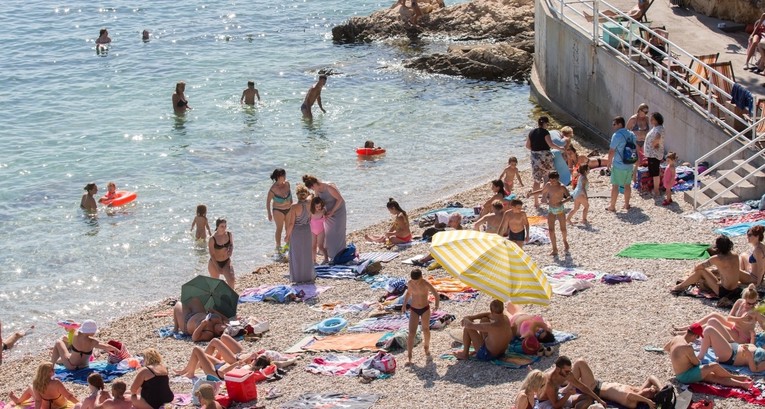 Prezgodne cure u Tisnom i Rijeci spas od vrućine traže u moru