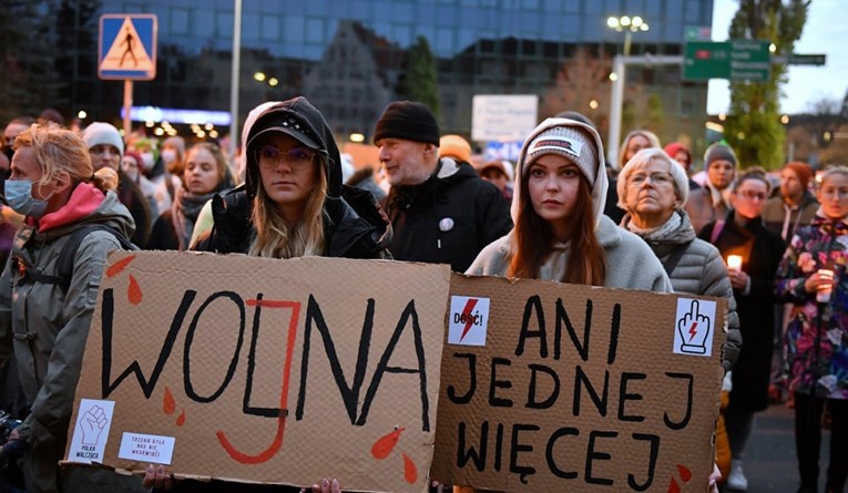 Poljakinje prosvjedovale protiv strogog zakona o pobačaju: "Prestanite nas ubijati"