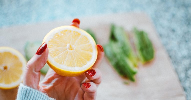 Može li vam limunov sok pomoći u borbi protiv akni, ožiljaka i hiperpigmentacije?
