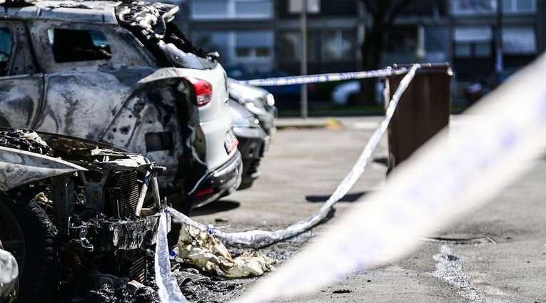 U garaži u Novigradu izgorjela dva automobila