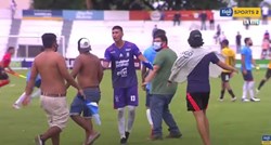 VIDEO Kaos u Boliviji. Navijači upali u teren i tukli protivničke igrače