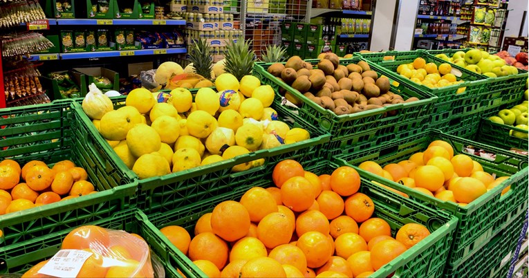 Najbolji način za uklanjanje voska i pesticida s agruma koji nisu iz ekološkog uzgoja