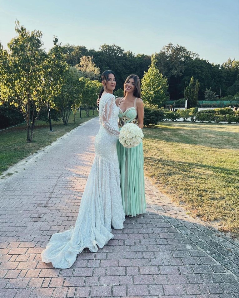 Iva Šarić podijelila fotke s vjenčanja na kojem je bila kuma: "Zajedno od rođenja"