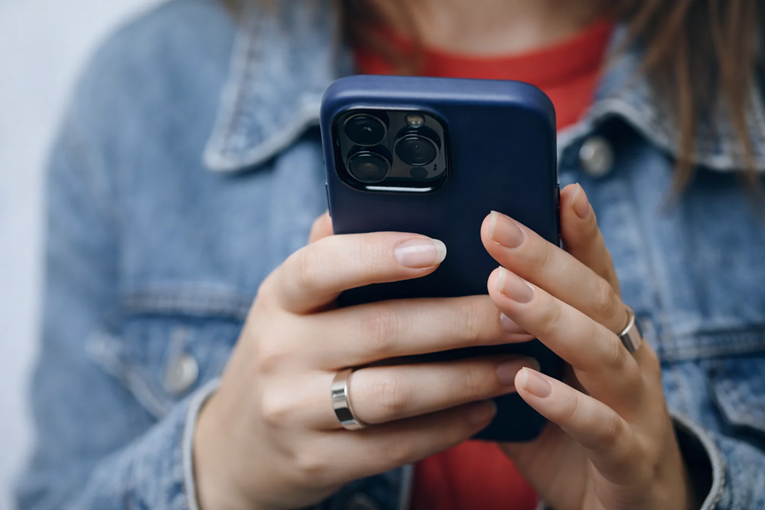 Žena u spamu na Facebooku vidjela da je prije godinu dana dobila dokaz o muževoj nevjeri