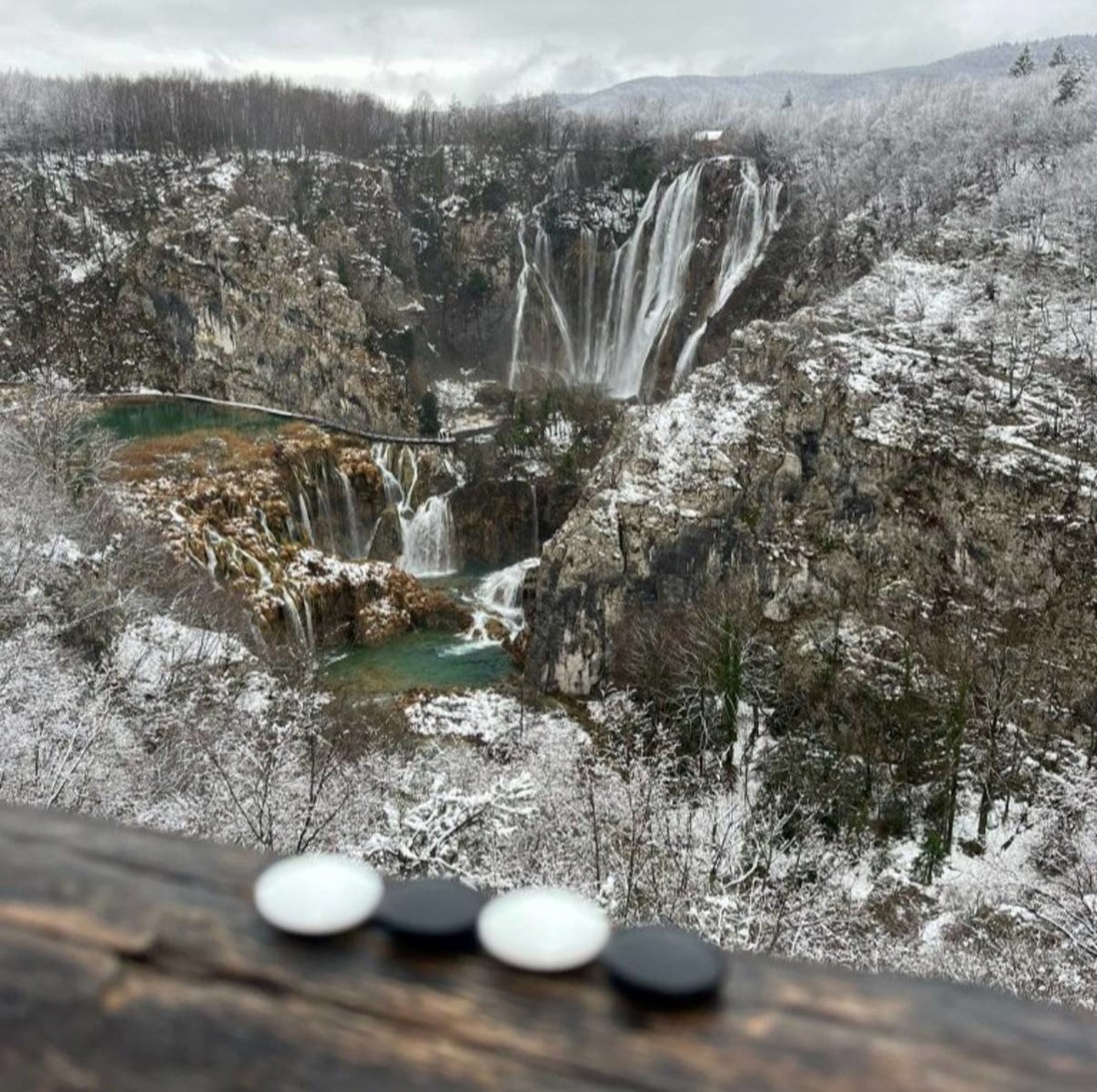VIDEO Snijeg prekrio Plitvička jezera, izgleda bajkovito