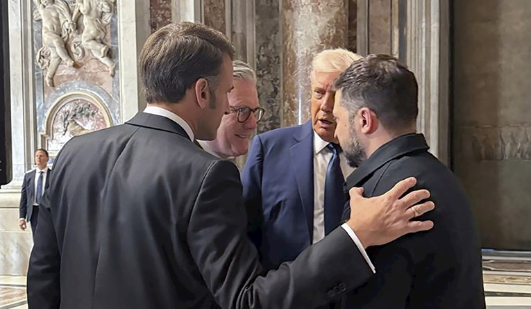 VIDEO Je li se Macron izbjegao rukovati s Trumpom?