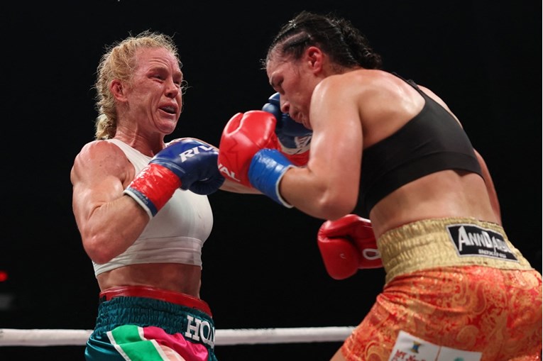 Holly Holm (44) vratila se u ring u meču za WBA naslov. Borba prekinuta u 7. rundi