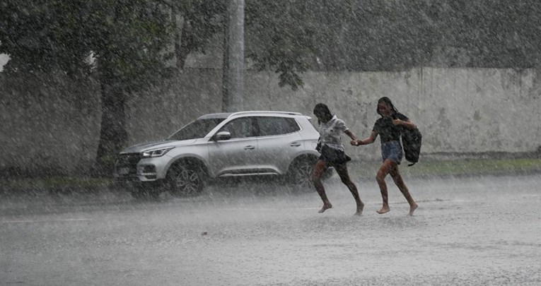 Stiže oluja stoljeća, milijuni bježe s Floride. Tornado prešao preko autoceste