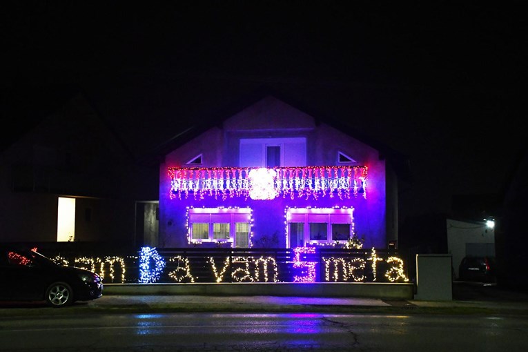 FOTO Na kući s prvim bijelim poljem i natpisom "Znam Da vam Smeta" prerezane žice