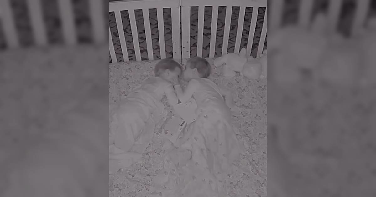 Majka je stavila blizanke u krevet. Ono što je kamera snimila ju je zapanjilo
