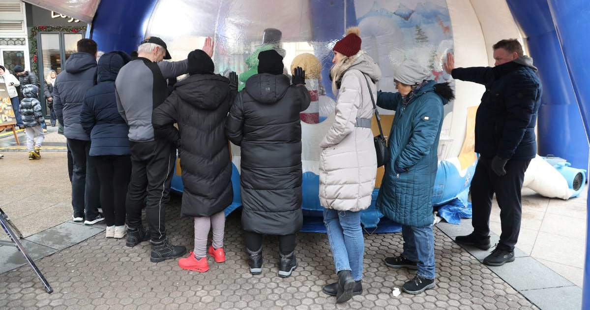 20 ljudi na zagrebačkoj špici drži desni dlan na ogromnom balonu. Imaju dobar razlog