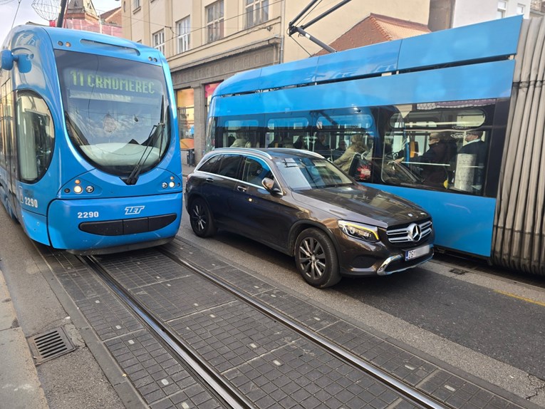 FOTO Tramvaji stajali na Ilici zbog Mercedesa: "Gospođa je otišla u mesnicu"