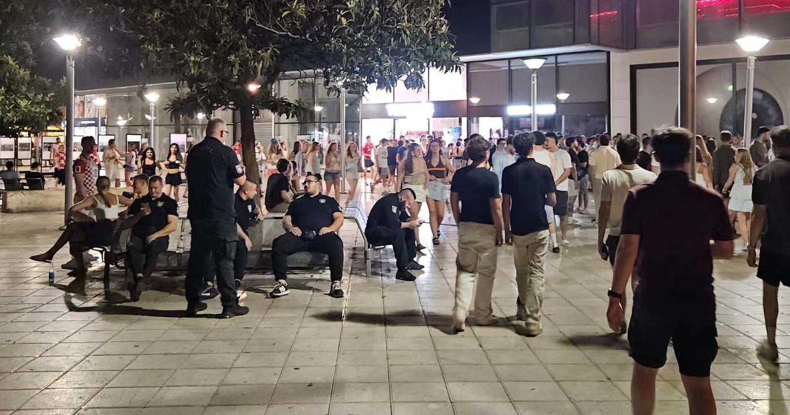 Engleski navijači proslavili pobjedu nad Hrvatskom u centru Splita