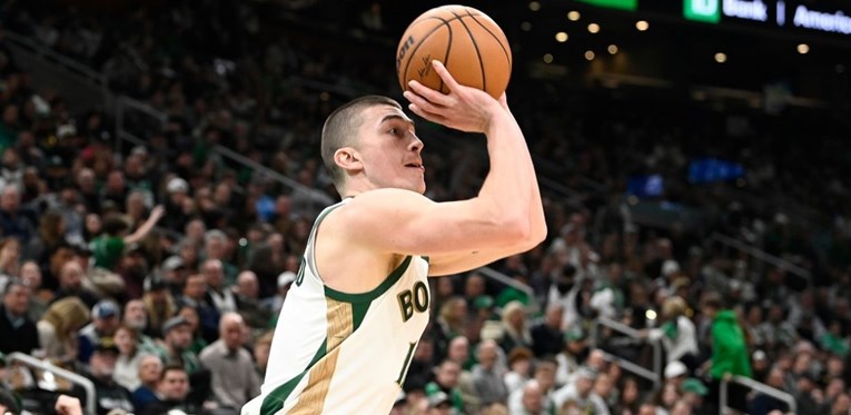 Pogledajte kako je igrač Bostona dvaput na utakmici zabio sa svoje polovice