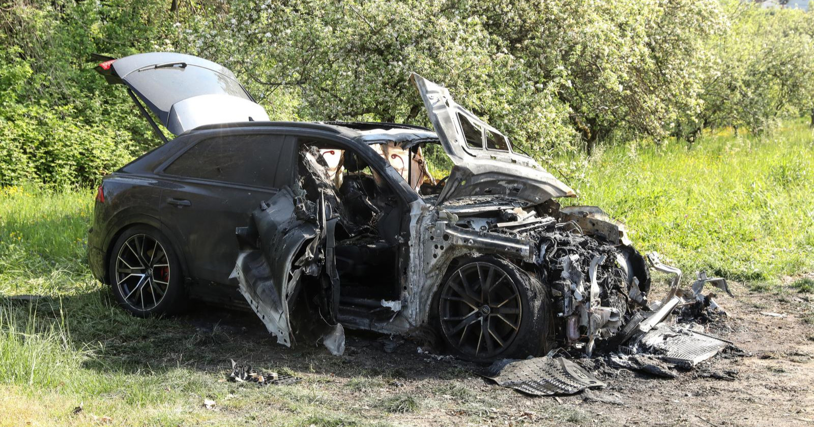 VIDEO I FOTO U Zagrebu izgorio luksuzni Audi Q8