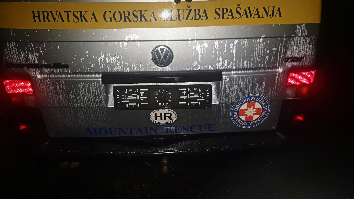 Netko je oštetio HGSS-ov kombi u Novoj Gradiški: Pokidali mu brisače i retrovizor