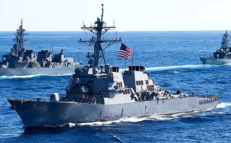 Brod američke obalne straže ispalio 30 hitaca upozorenja prema iranskim plovilima