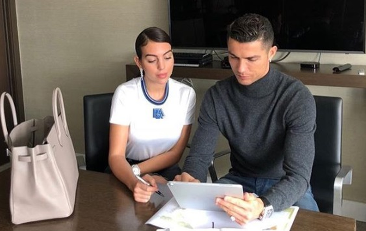 "Što će Georgina reći?": Ronaldo poljubio drugu, fanovi raspravljaju pod fotkom