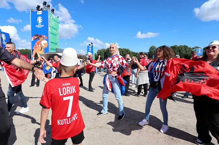 Hrvatska navijačica u Hamburgu zaplesala kolo s Albancima