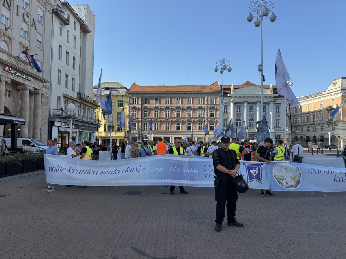 VIDEO Klečavci opet na Trgu. Stigli protuprosvjednici, žena ih poziva na Hod za Liku