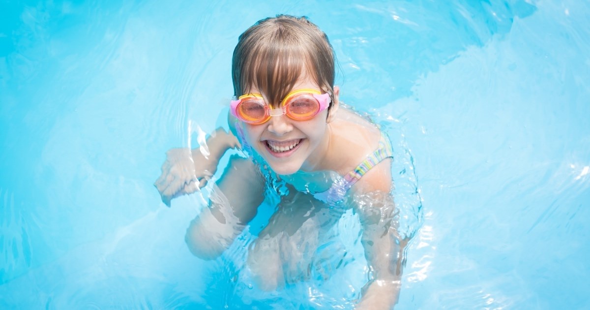 Instruktorica plivanja pokazala zašto djeci ne treba kupovati plave kupaće kostime