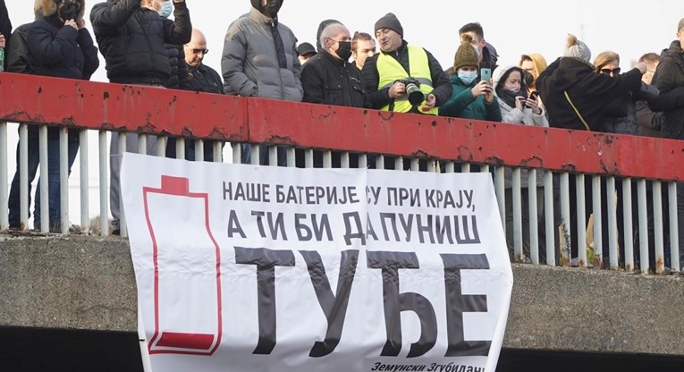 Evo što piše na transparentima koje nose Srbi na prosvjedima: "Ti bi da puniš tuđe"