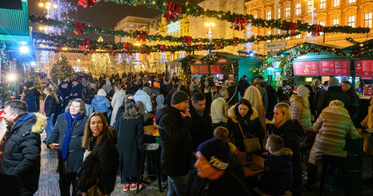 FOTO Trg bana Jelačića krcat dva dana prije Božića