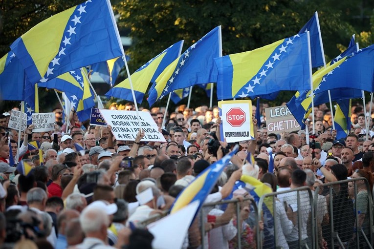 Tisuće prosvjedovale u BiH, spominjali Plenkovića: "Boga mi, bit će nemira ovdje"
