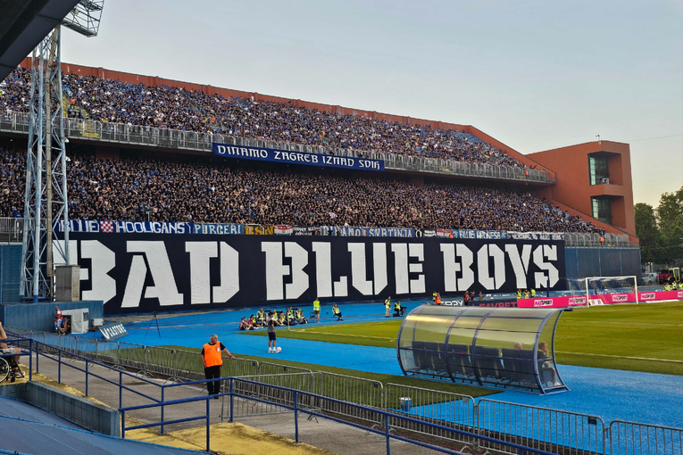 Bad Blue Boysi obnovili transparent koji im je Torcida zapalila na derbiju