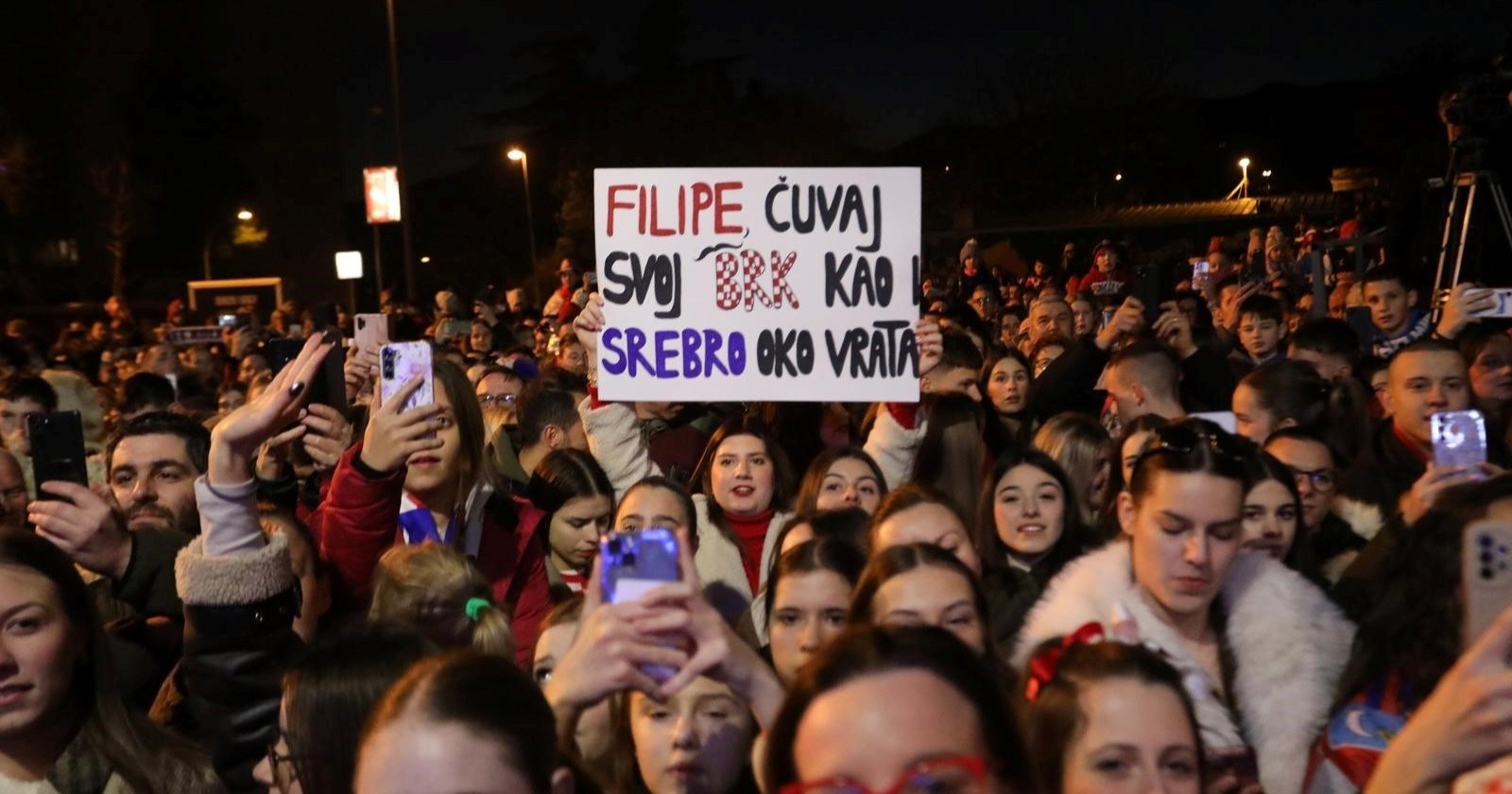 Transparent u Rijeci za Glavaša: "Filipe, čuvaj svoj brk kao i srebro oko vrata"